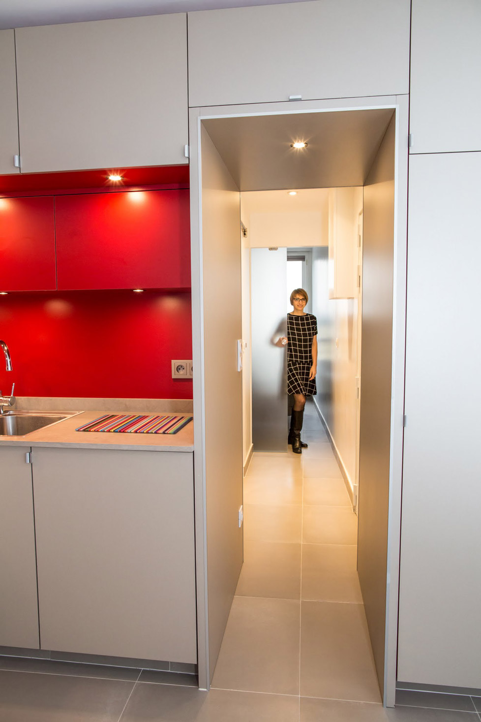 E06-eclat-rouge-couloir-cuisine