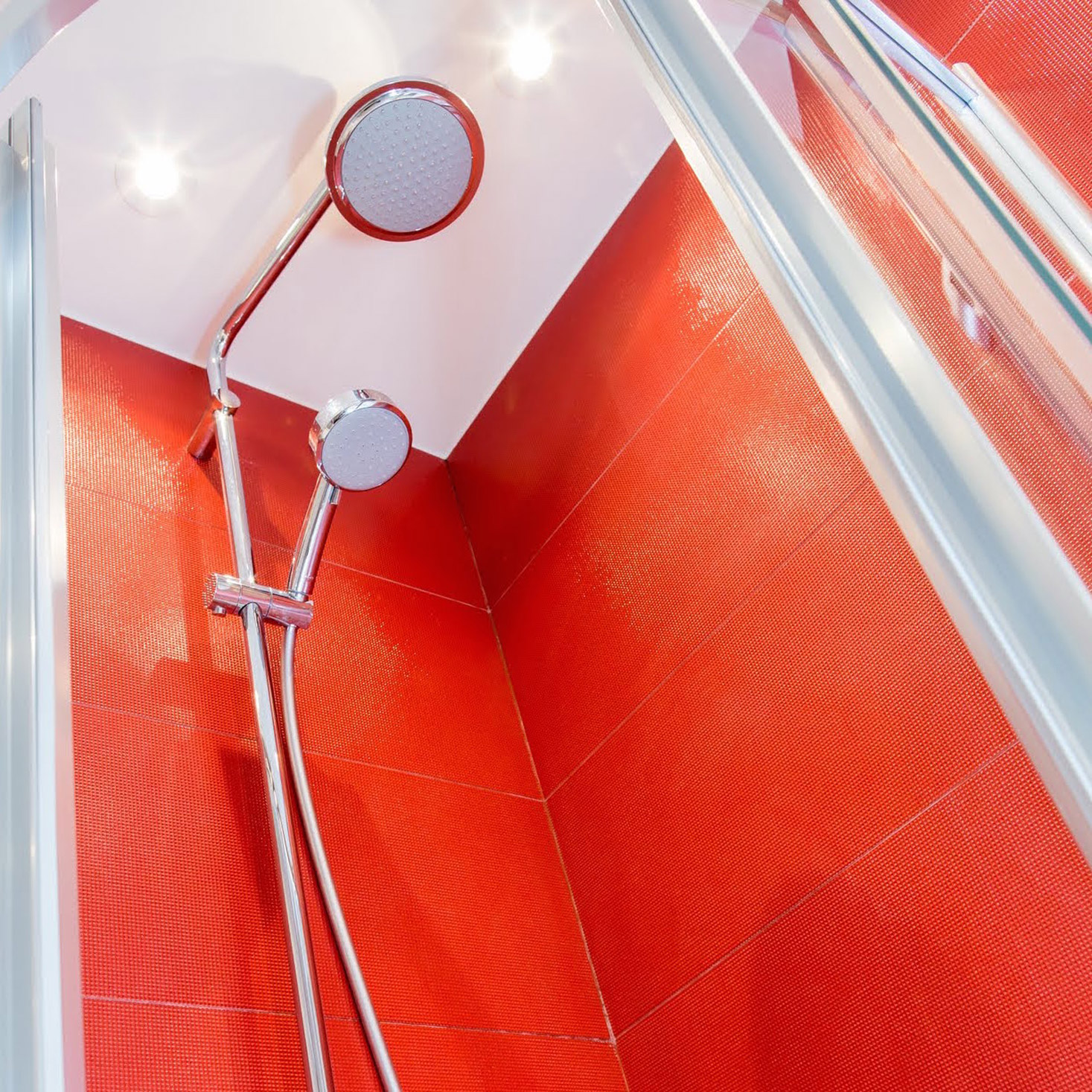 E11-eclat-rouge-shower