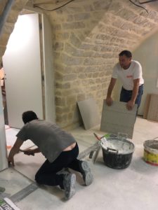 Pose du carrelage au sol des caves