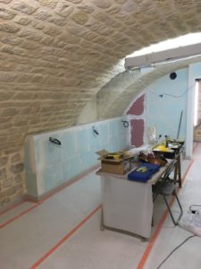 Dans la future cuisine, des dosserets maçonnés dans lesquelles passes l'électricité sont construits.
