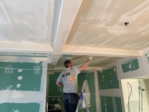 Passes d'enduit en plafond