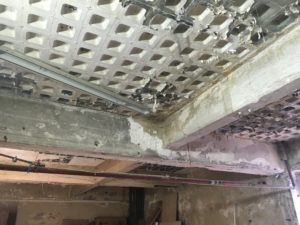 Certaines pièces possédaient un plafond en pavés de verre non étanches.