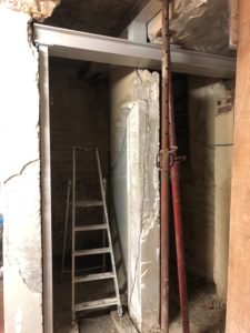 A l'arrière du local, des fers de renfort durent être posés pour consolider une ancienne trémie bouchée.