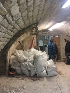 Des quantités impressionnantes de gravats durent être enlevés pour y voir claire !