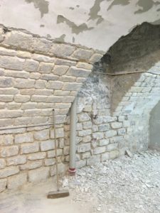 Première étape ; piocher la pierre pour la mettre à nu et refaire lle jointoiement ; un travail de longue haleine assez pénible pour les ouvriers !