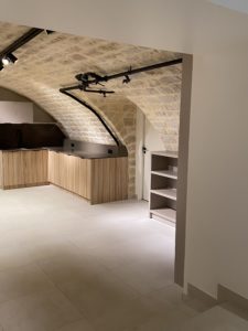 La plus grande des caves voutées a été utilisée pour faire la cuisine, la plus petite sert de salle de shooting, sans éclairage naturelle, ce qui ne gène nullement !
