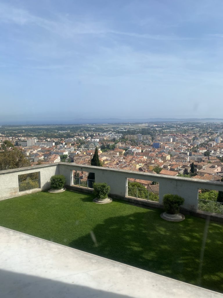 La vue de la terrasse de la Villa Noailles