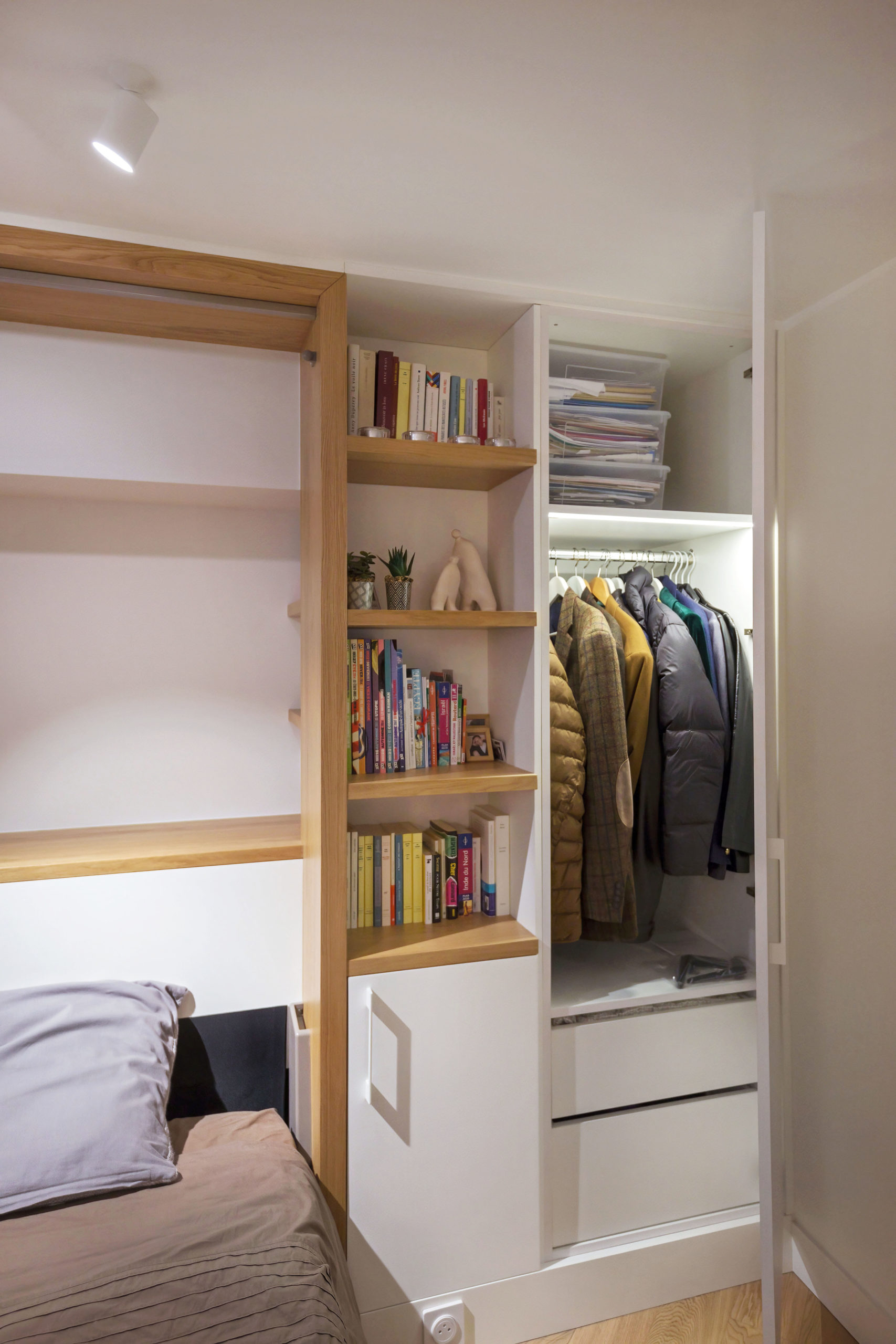 Placards chambre d'amis appartement pied à terre parisien - Flora Auvray Architecte d'intérieur