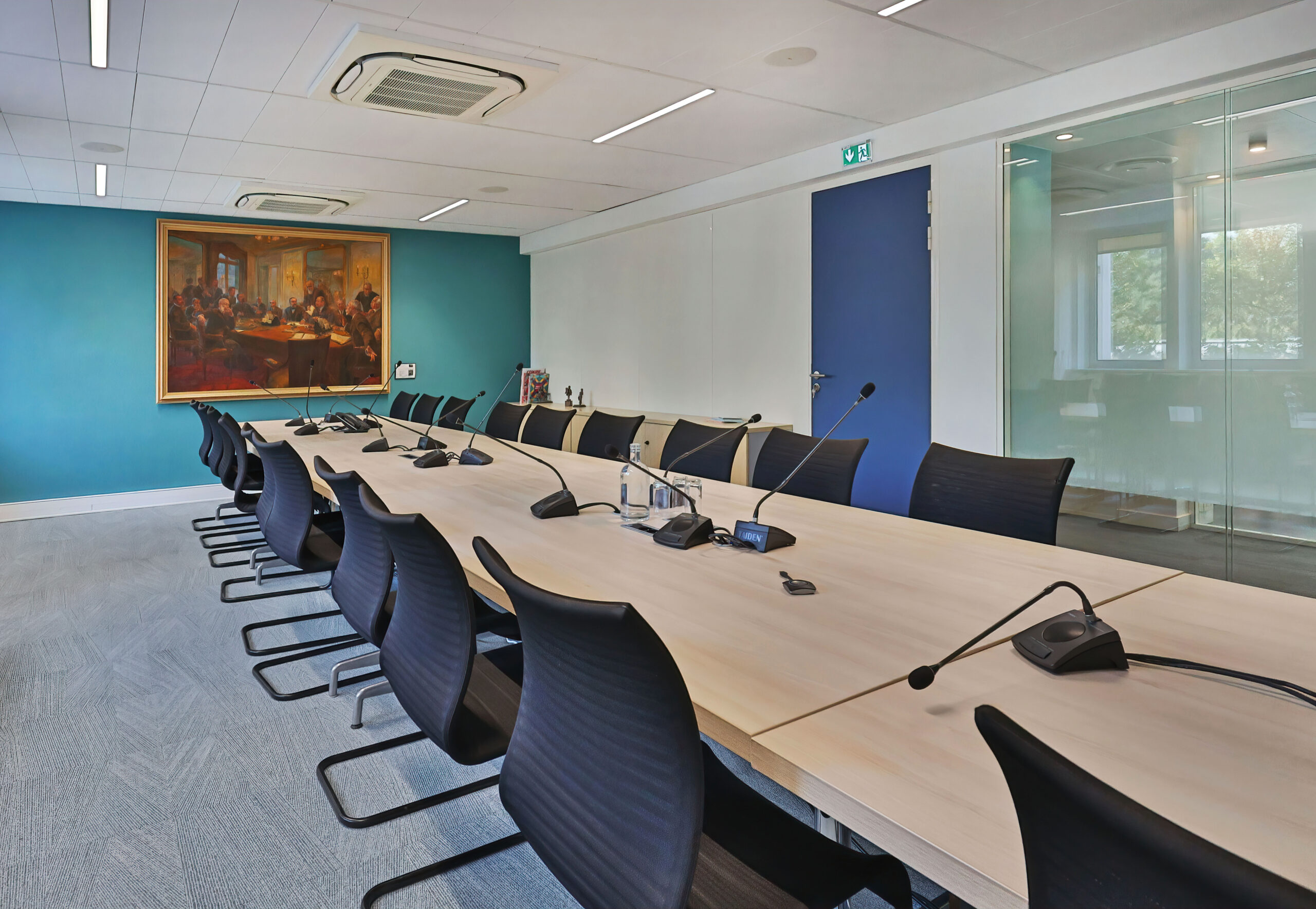 La grande salle du conseil dans les bureaux de l'Alliance de Presse d'information. Architecte d'intérieur Flora Auvray