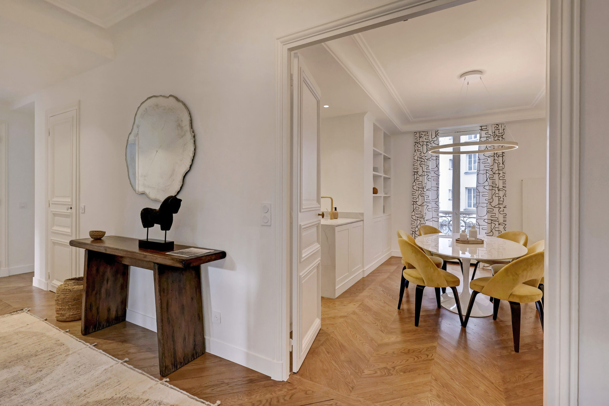 Vers la salle à manger avec parquet en point de Hongrie - architecte d'intérieur Flora Auvray