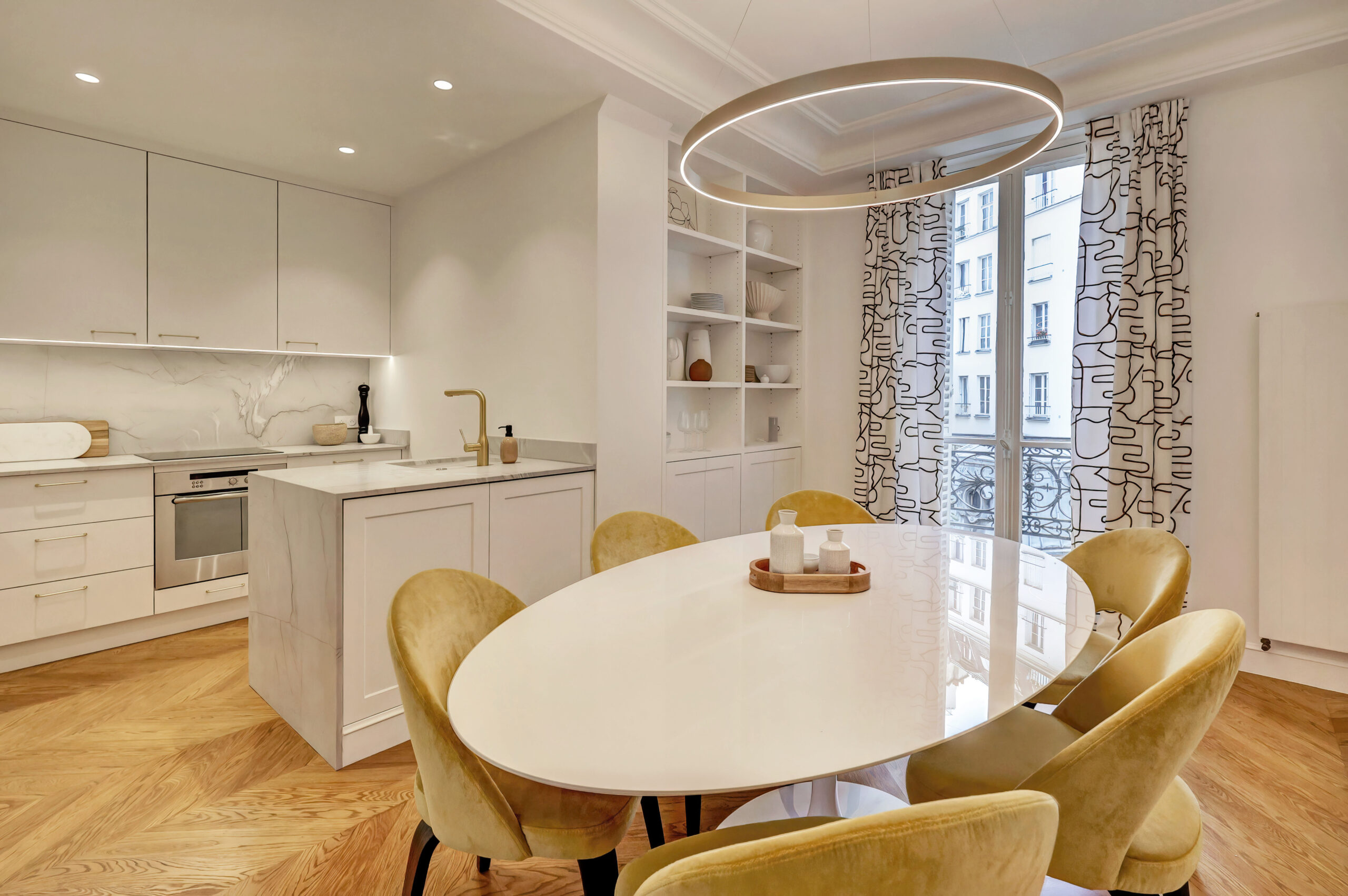 La salle à manger avec parquet en point de Hongrie et la corniche en staff - architecte d'intérieur Flora Auvray