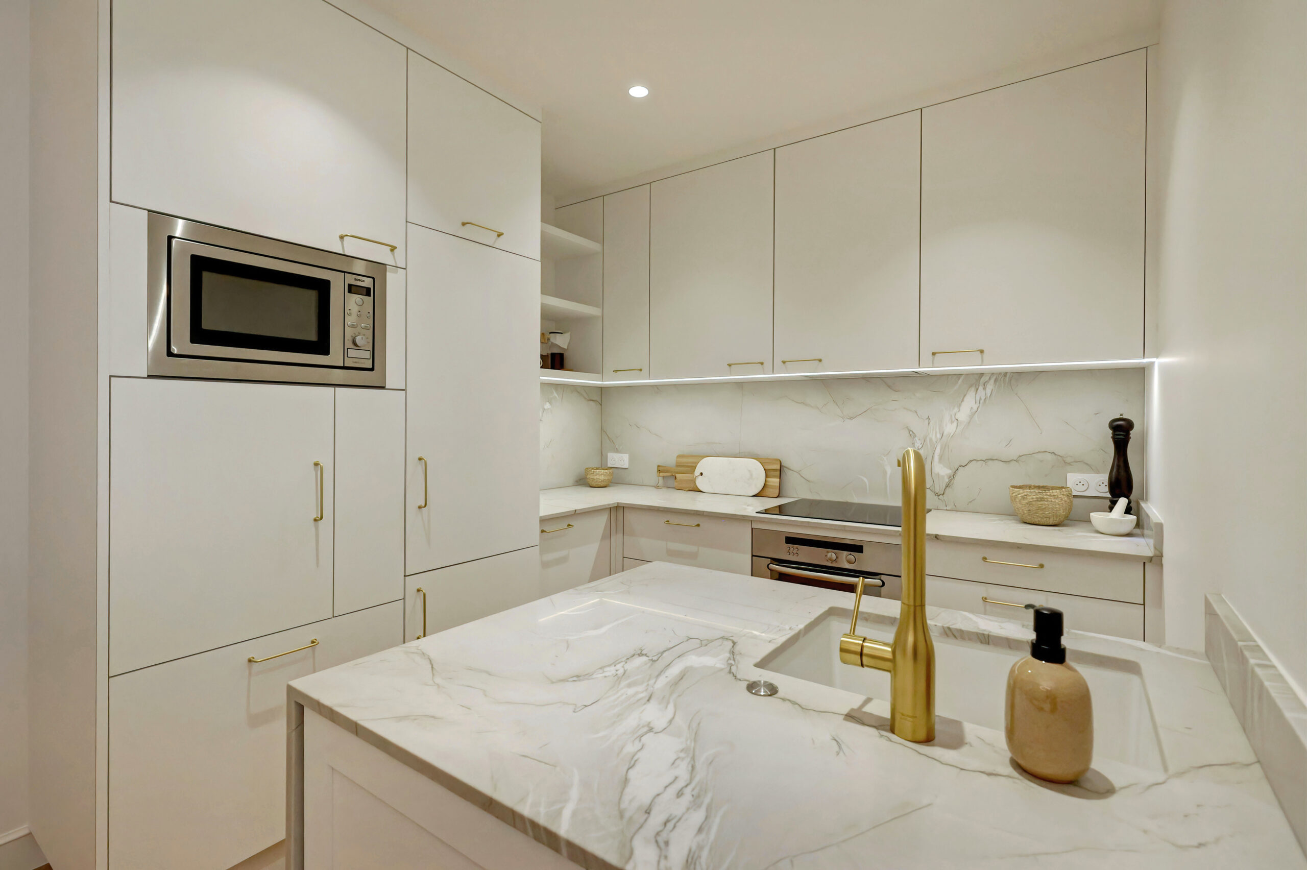 La cuisine avec plans, crédences et jambages en granit Mont-Blanc- architecte d'intérieur Flora Auvray