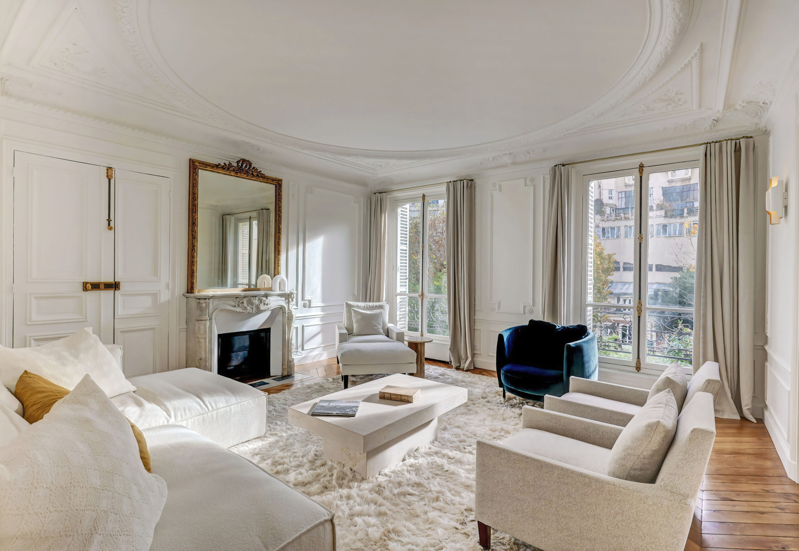 Le grand  salon avec ses magnifiques corniches, moulures et son parquet en point de Hongrie -architecte d'intérieur Flora Auvray