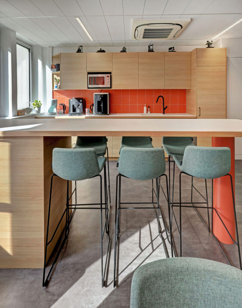 15-Mange-debout-vers-cuisine-805x1024-3The standing eat in the kitchen area of ​​the offices of the Alliance de Presse d'information. Interior designer Flora Auvray