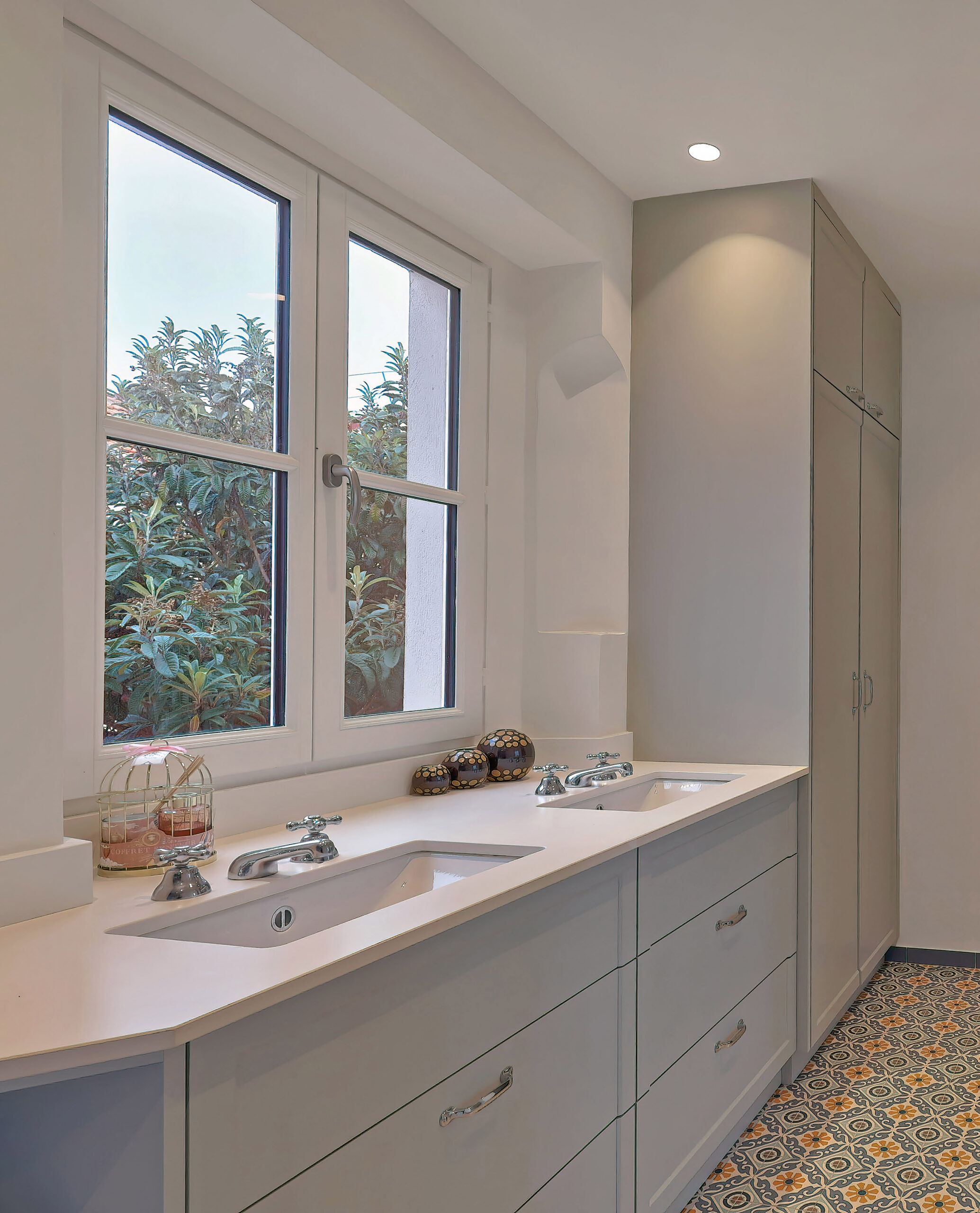 The children's bathroom with two built-in sinks. Interior designer Flora Auvray