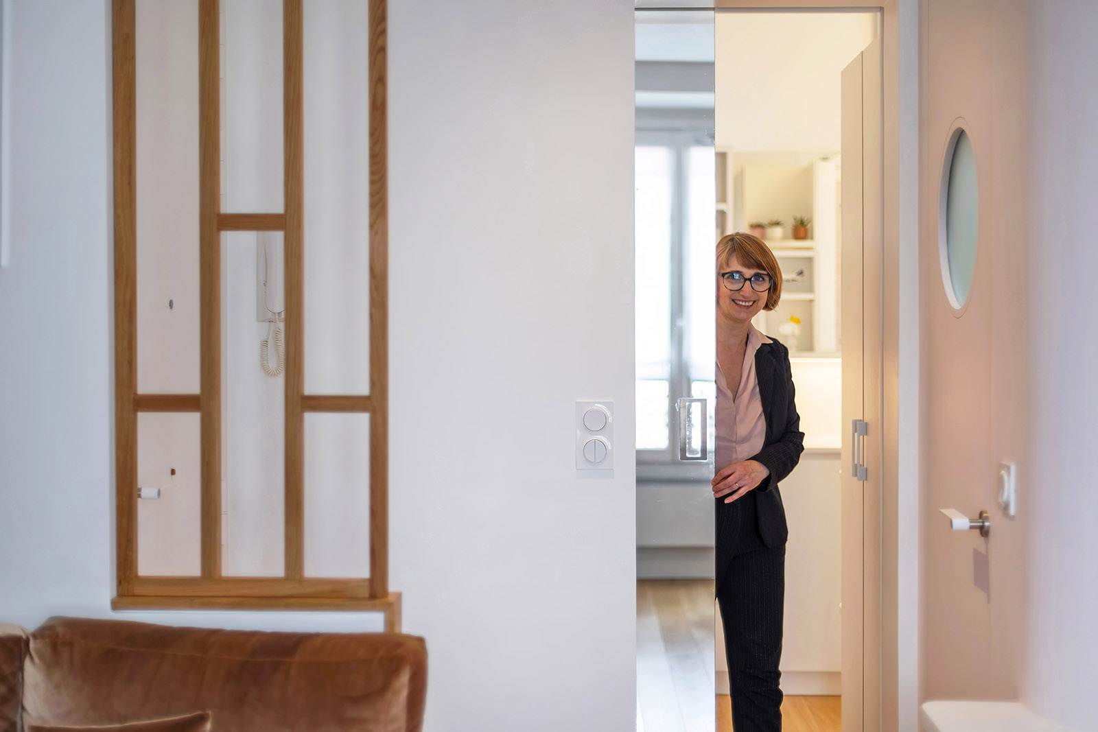 25 m2 optimisés - La porte coulissante en miroir sépare le salon de la chambre - Flora Auvray Architecte d'intérieur