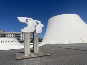Les Volcans de l'architecte brésilien Oscar Niemeyer.