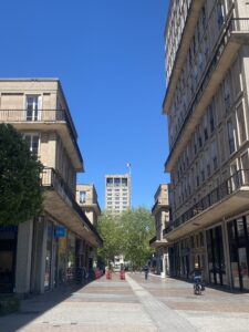 La rue principale de la vile du Havre avec la tour de l'hôtel de ville en ligne de mire.