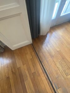 Un rail de portes rabattables encastré au sol.