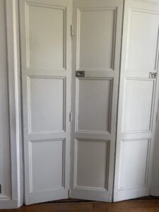 Les grandes portes rabattables dans l'appartement témoin de Auguste Perret au Havre